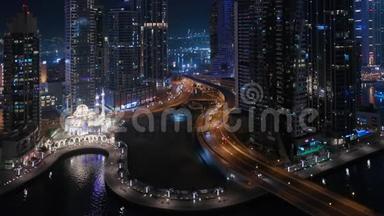 鸟瞰迪拜码头住宅和写字楼摩天大楼，可欣赏海滨夜景